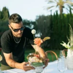 מעצב SECO מסדר פרחים טריים בכלי על שולחן חתונה